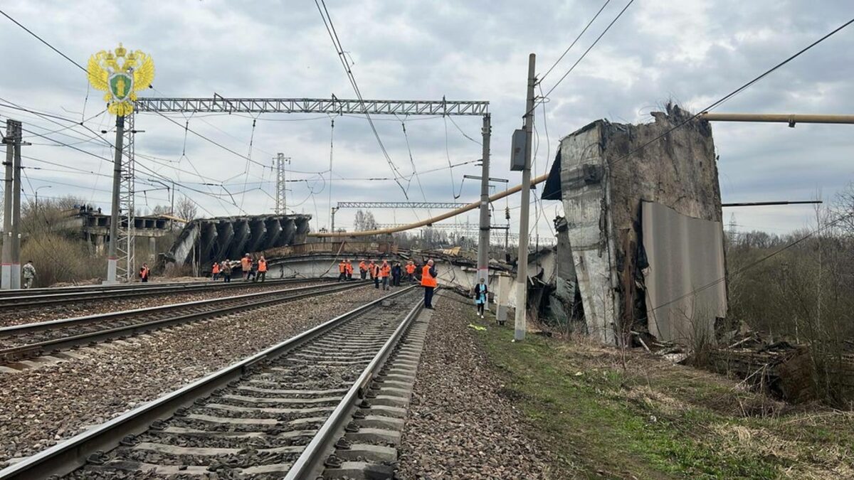 Мост в Русия падна заедно с камион и кола