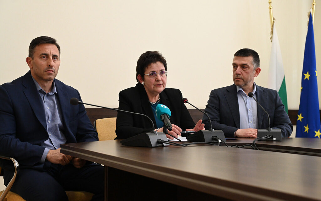 Изп. директор на НАП Румен Спецов, служебният министър на финансите Людмила Петкова и новият директор на Агенция "Митници" Георги Димов Изп. директор на НАП Румен Спецов, служебният министър на финансите Людмила Петкова и новият директор на Агенция "Митници" Георги Димов