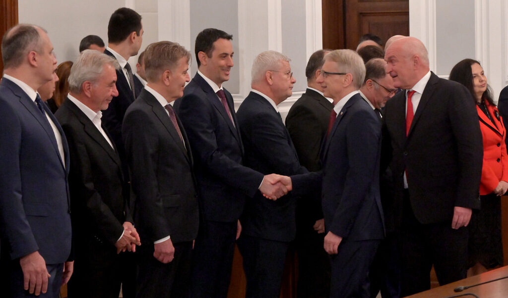 Първото след конституционните промени служебно правителство, призвано да е на парламента, се превръща в правителство на ново скрито парламентарно мнозинство. Първото след конституционните промени служебно правителство, призвано да е на парламента, се превръща в правителство на ново скрито парламентарно мнозинство.
