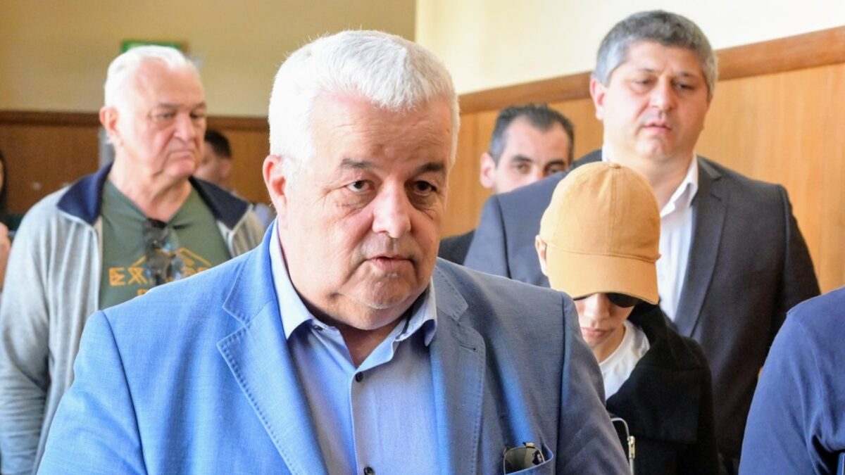 Адвокат Иво Найденов поиска отвод на съдебния състав с председател Галя Георгиева заради нейно изказване пред временната парламентарна комисия, изясняваща контактите на Мартин Божанов-Нотариуса и влиянието му сред магистратите. Адвокат Иво Найденов поиска отвод на съдебния състав с председател Галя Георгиева заради нейно изказване пред временната парламентарна комисия, изясняваща контактите на Мартин Божанов-Нотариуса и влиянието му сред магистратите.