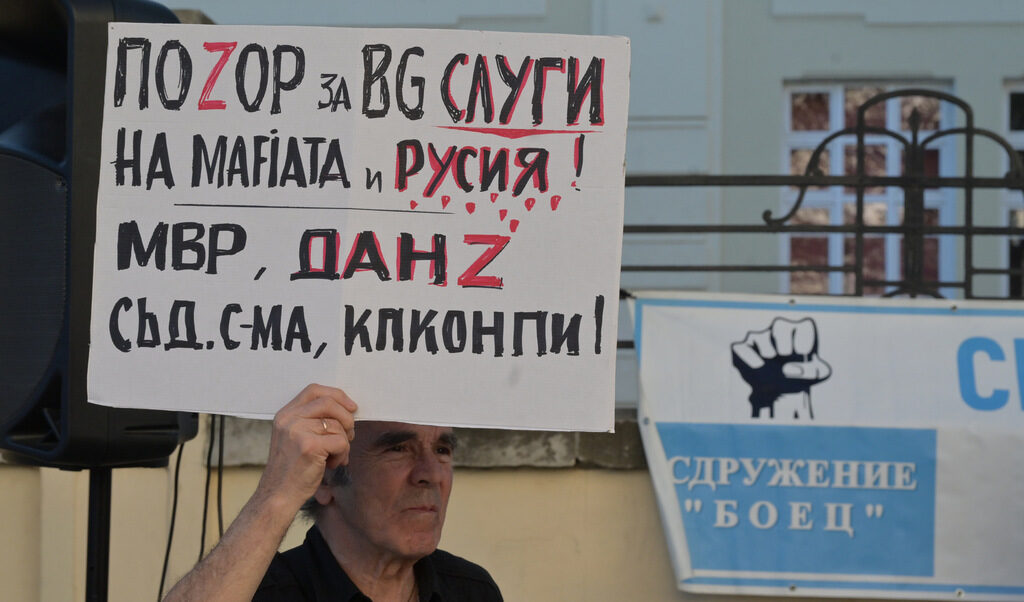 Отвсякъде летят кал и пудели. Човек не може да се оправи с пачките и вече картината се сменя с нови уличаващи сведения за главни секретари и бивши министри.