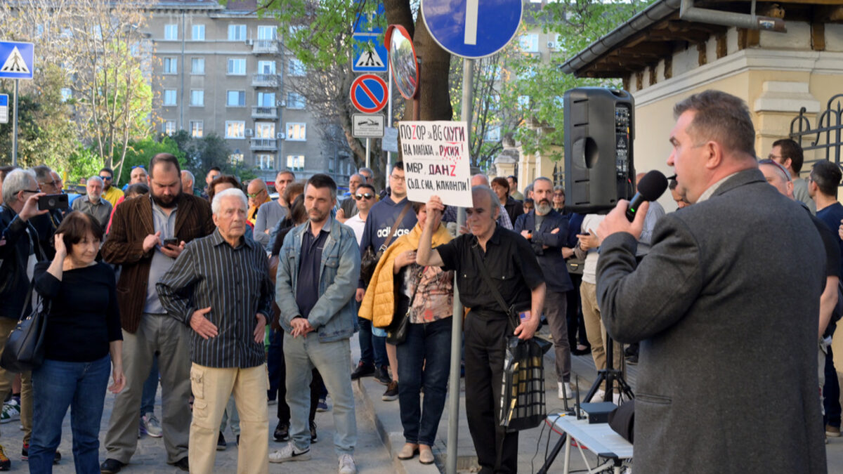 Очевидно протестната енергия сама по себе си не е достатъчна да мобилизира хората за по-висока избирателна активност, която да зададе курс към радикална промяна.