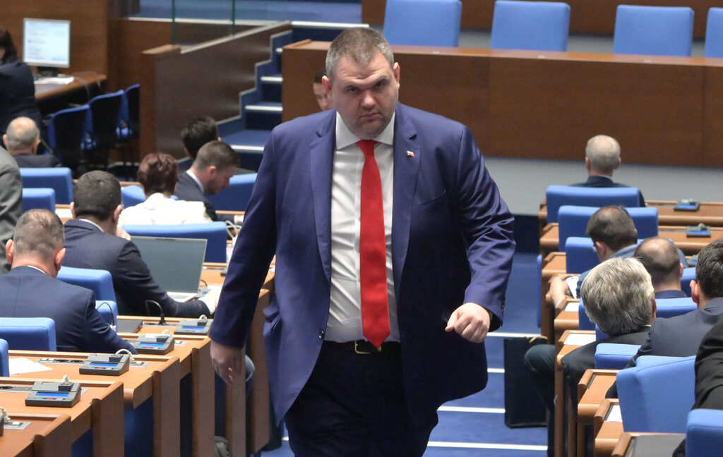 Пеевски е убеден, че като министър Митов ще бъде равноотдалечен от партиите Пеевски е убеден, че като министър Митов ще бъде равноотдалечен от партиите