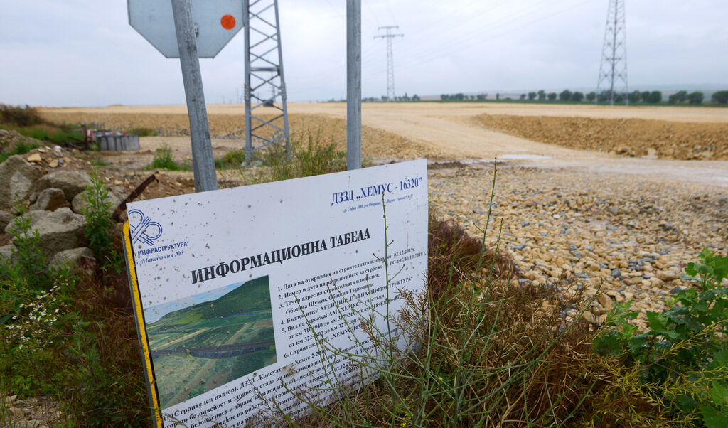 Инвестициите в инфраструктура не са спрели; спря раздаването на магистрални чували с пари.
