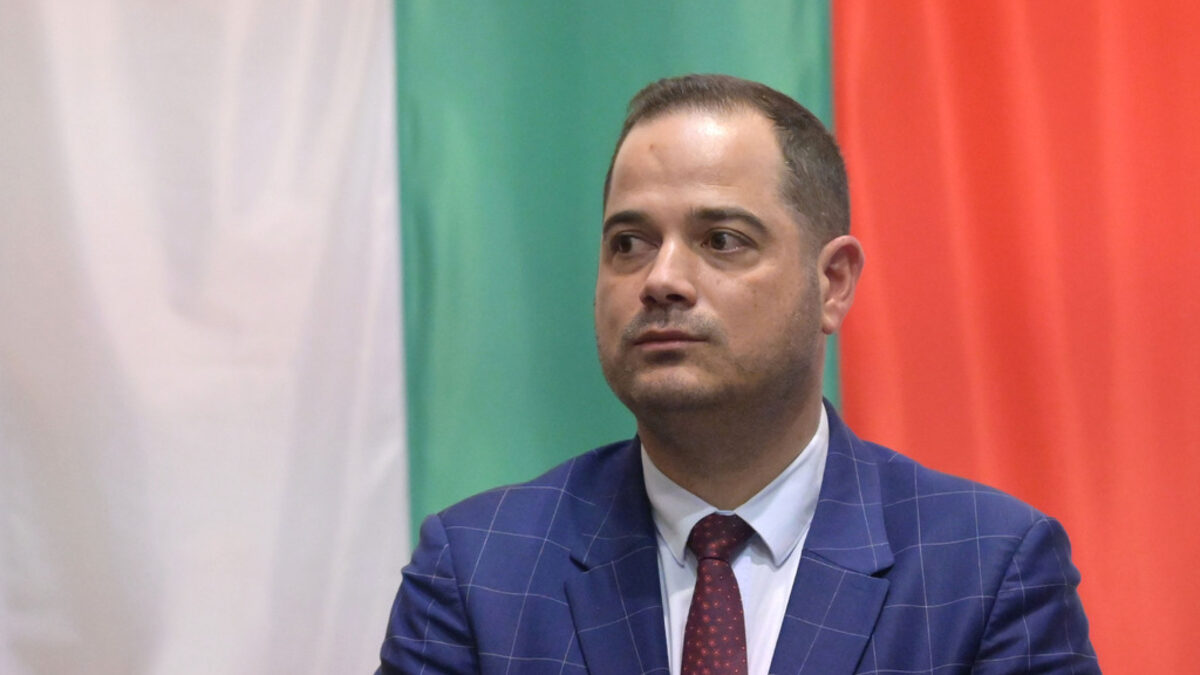 ГЕРБ и ДПС искаха да покажат на "Продължаваме промяната" – "Демократична България" (ПП-ДБ), много категорично да им натрият носа като за последно, че този човек ще остане. Може светът да се срине, но точно този министър ще остане.