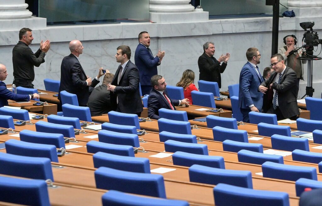 "Възраждане" и "Има такъв народ" аплодират резултата, който показва липса на кворум.
