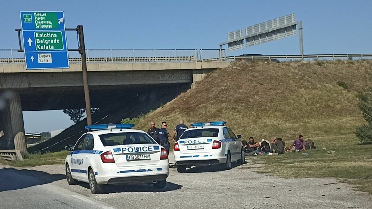 В изоставен на магистрала "Тракия" автомобил бяха открити 12 мигранти