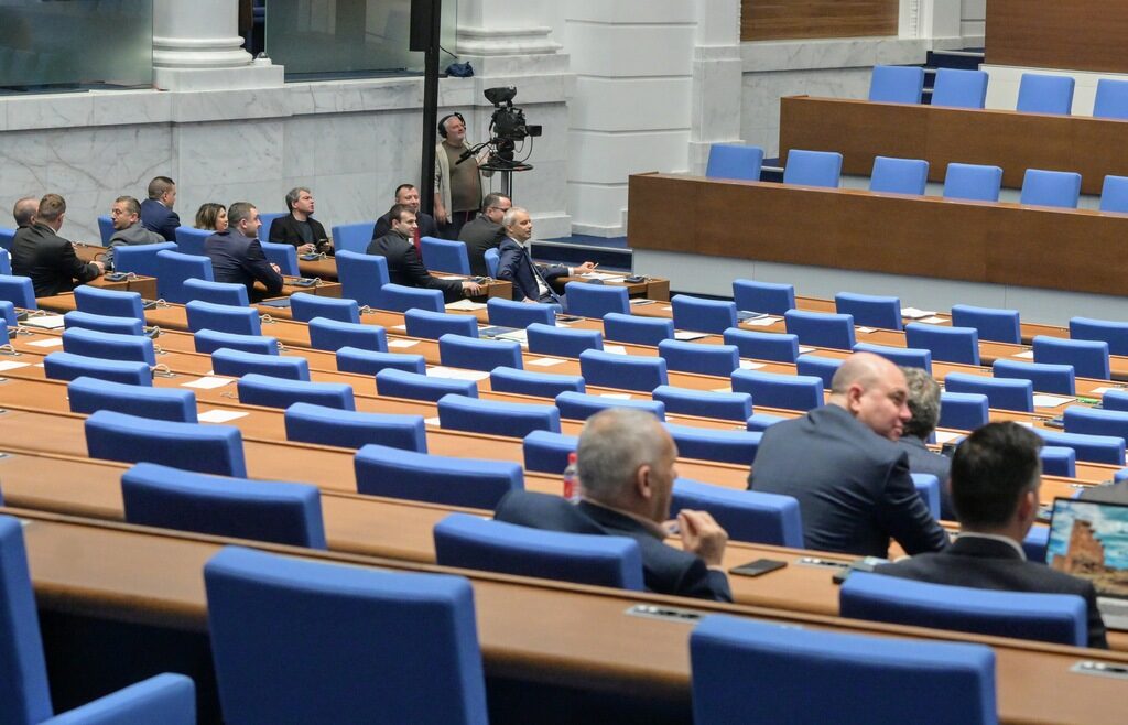 Парламентът ще заседава извънредно във вторник Парламентът ще заседава извънредно във вторник