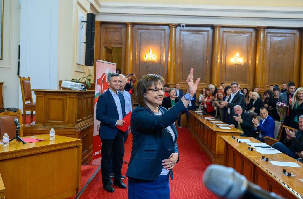 Лидерът на БСП Корнелия Нинова приветства социалисти в пленарната зала
