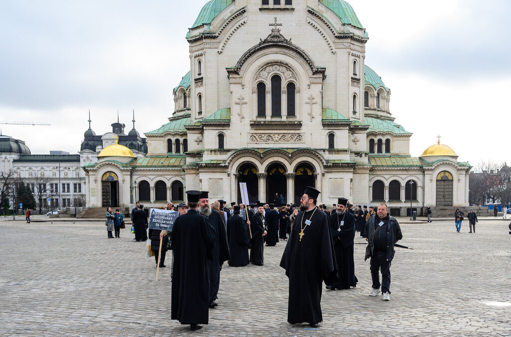 Заседание на Светият Синод заради проблемната нова наредба, която не позволява на миряните да участват в избора на сливенския митрополит.Контра протест на поддръжниците наредбата