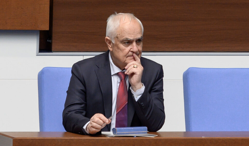 Заседание на 49 Народно събрание, парламент, зала, второ четене промени в Закона за отбраната и въоръжените сили, Атанас Запрянов
