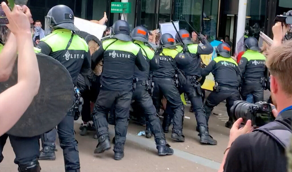 Университетът в Амстердам затвори заради пропалестински протести Университетът в Амстердам затвори заради пропалестински протести