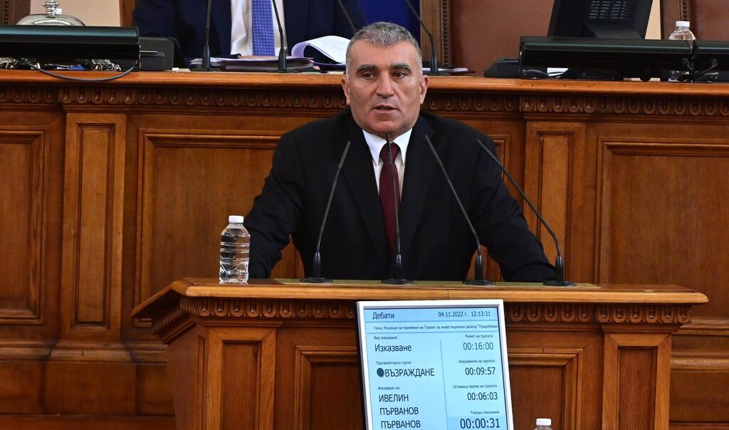 "Възраждане" нападна колата на украинска делегация пред АЕЦ "Белене"