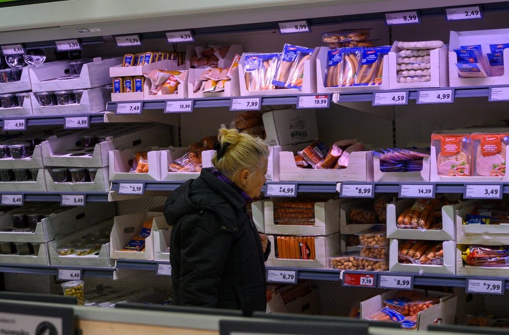 Храните и безалкохолните напитки са поевтинели символично с 0.1%, а цигарите и алкохолът са поскъпнали с 0.8%.