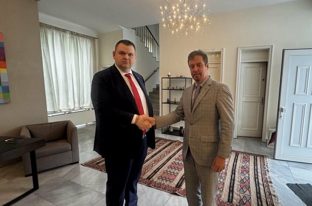 Такива срещи не помагат за решаването на проблема с корупцията и върховенството на правото в България, а напротив - създават усещане за безнаказаност на българските политици, при това с европейско съгласие.