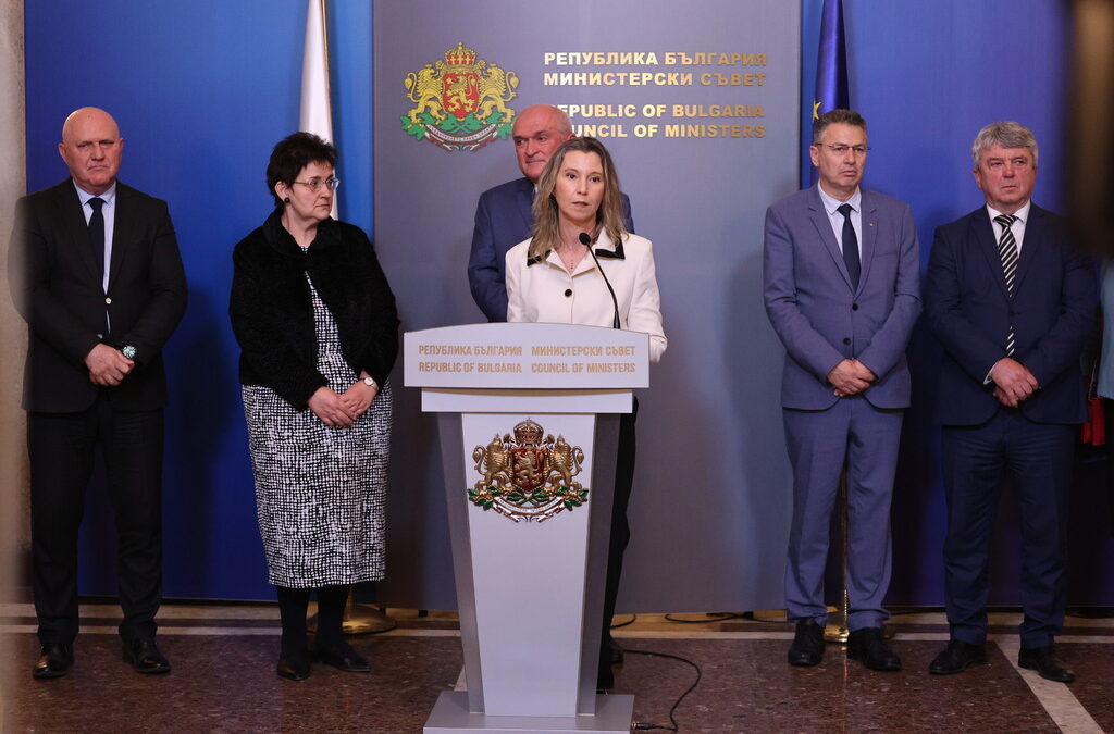 "Ще отстояваме исканията си чрез стъпаловидни протести, които могат да доведат до невъзможност да започне новата учебна година", заявяват ректорите. "Ще отстояваме исканията си чрез стъпаловидни протести, които могат да доведат до невъзможност да започне новата учебна година", заявяват ректорите.