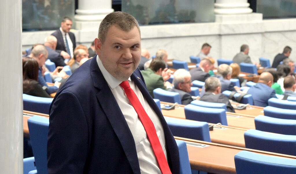 Истинските цели изглежда са санкционираният за корупция политик да получи легитимация, а ДПС - официална власт. Истинските цели изглежда са санкционираният за корупция политик да получи легитимация, а ДПС - официална власт.