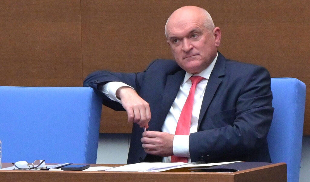 Главчев дължи обяснения за Сребреница, казват от "Продължаваме Промяната - Демократична България" Главчев дължи обяснения за Сребреница, казват от "Продължаваме Промяната - Демократична България"