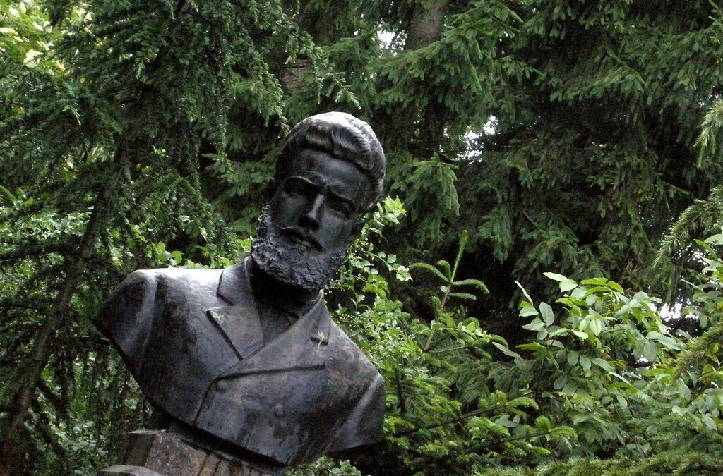 Паметникът на Христо Ботев в Борисовата градина в София.