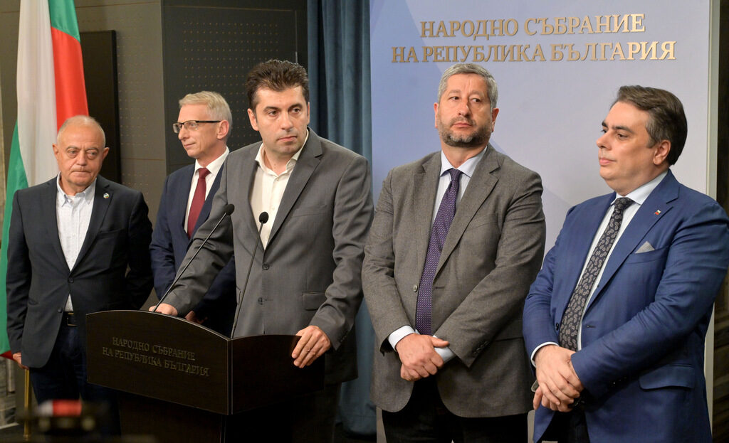 След проваленото заседание: коалицията обвини ГЕРБ, че не уважава Конституцията и крие служебния кабинет