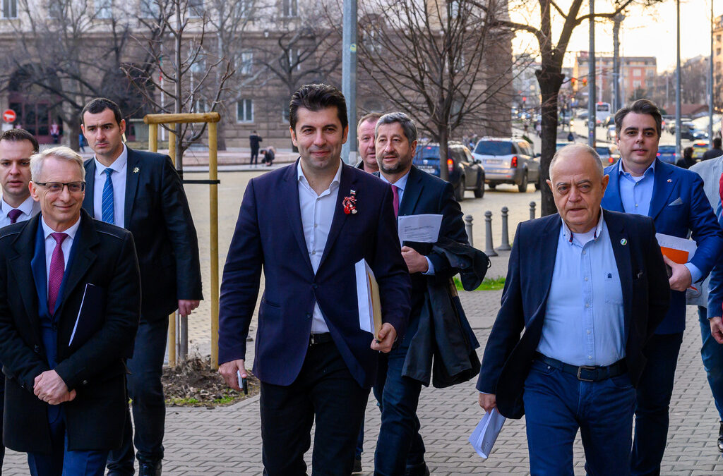 Лидерите на "Продължаваме промяната - Демократична България" - Кирил Петков, Атанас Атанасов, Николай Денков, Христо Иванов и Асен Василев