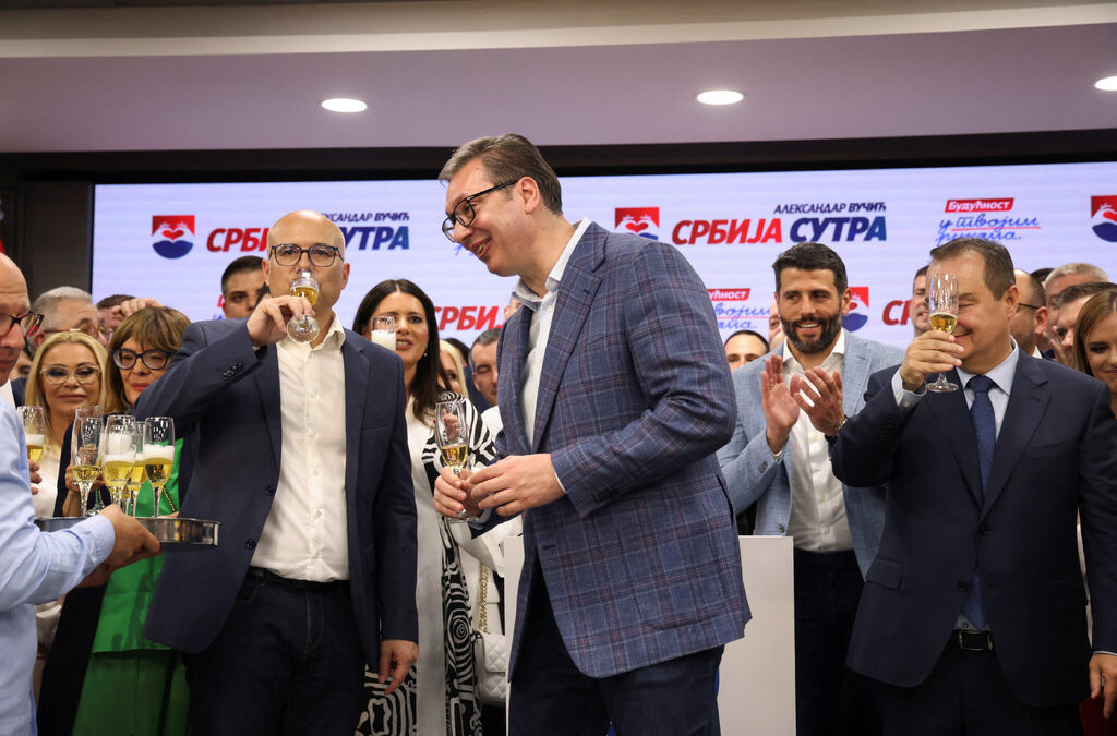 Сръбският президент Александър Вучич и формалният лидер на СНС и премиер Милош Вучевич, на когото Вучич предаде властта в партията миналата година, празнуват в централата ѝ
