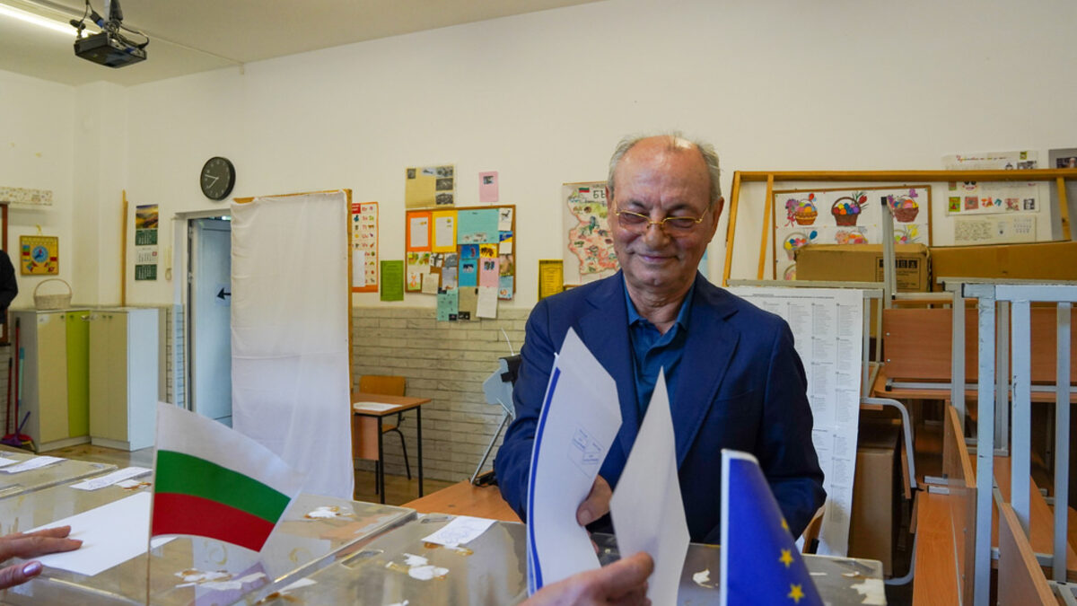 Ахмед Доган гласува, придружен от поне шестима бодигардове