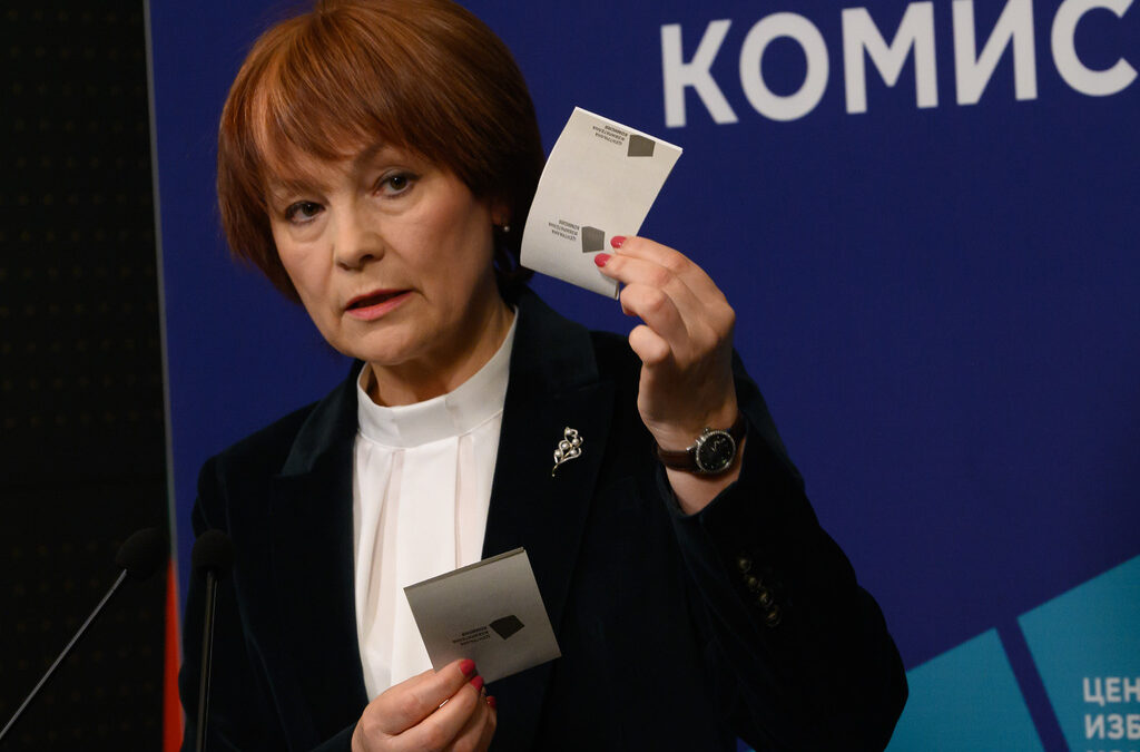 Централната избирателна комисия (ЦИК) показа образците на интегралните бюлетини, с които ще се гласува на парламентарните и европейските избори на 9 юни Росица Борисова Матева гласуване с машина