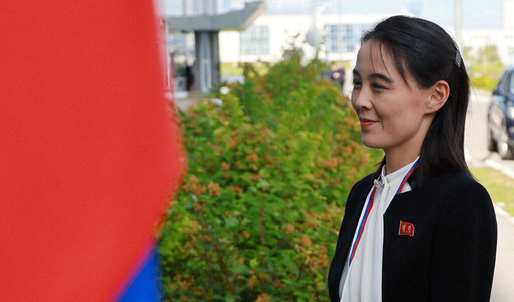 Ким Йо Чен, сестрата на лидера на Северна Корея Ким Чен Ун, преди срещата с Путин през 2023 г.