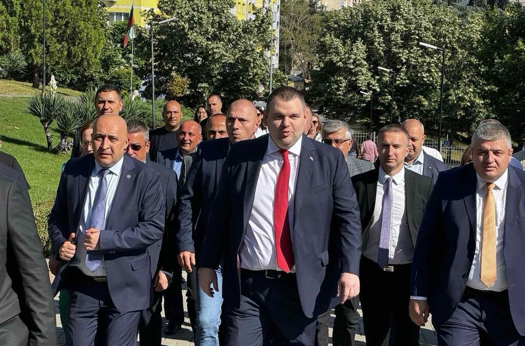 В Кърджали подкрепата за партията нараства до 55 127 гласа, следват Благоевград с 30 118 гласа и Разград с 19 161.<br /><br /><em>На снимката: Делян Пеевски с антуража си отива да гласува в Кърджали.</em>
