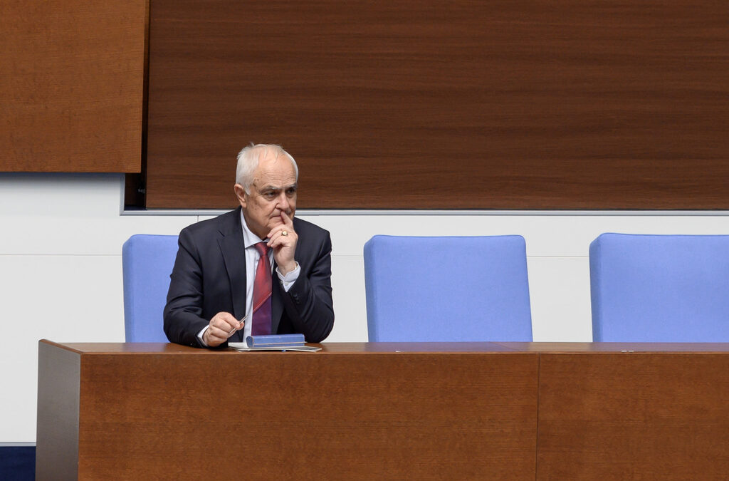 Заседание на 49 народно събрание, парламент, зала, второ четене промени в Закона за отбраната и въоръжените сили Атанас Запрянов