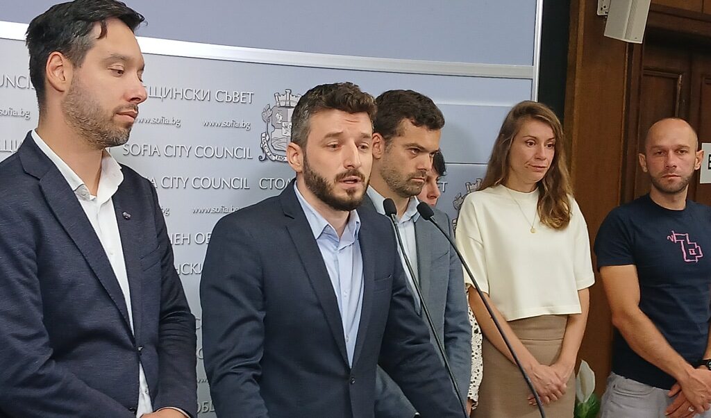 Д-р Емил Бранчевски (в средата) на брифинга в Столичната община днес.