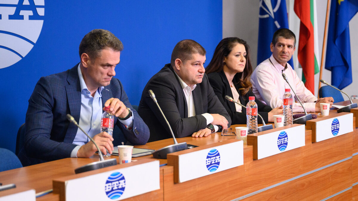 От ляво надясно: Илия Кръстев, Доброслав Димитров, Светлана Боянова, Светозар Георгиев. От ляво надясно: Илия Кръстев, Доброслав Димитров, Светлана Боянова, Светозар Георгиев.