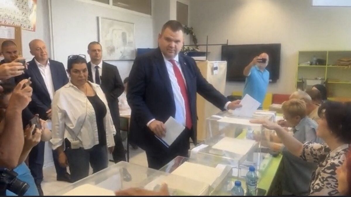 Интересно е, че покачването на гласовете на ДПС на парламентарния вот е особено осезателно в определени области. Тази тенденция се наблюдава сериозно в двата избирателни района, където Делян Пеевски е водач на листата.