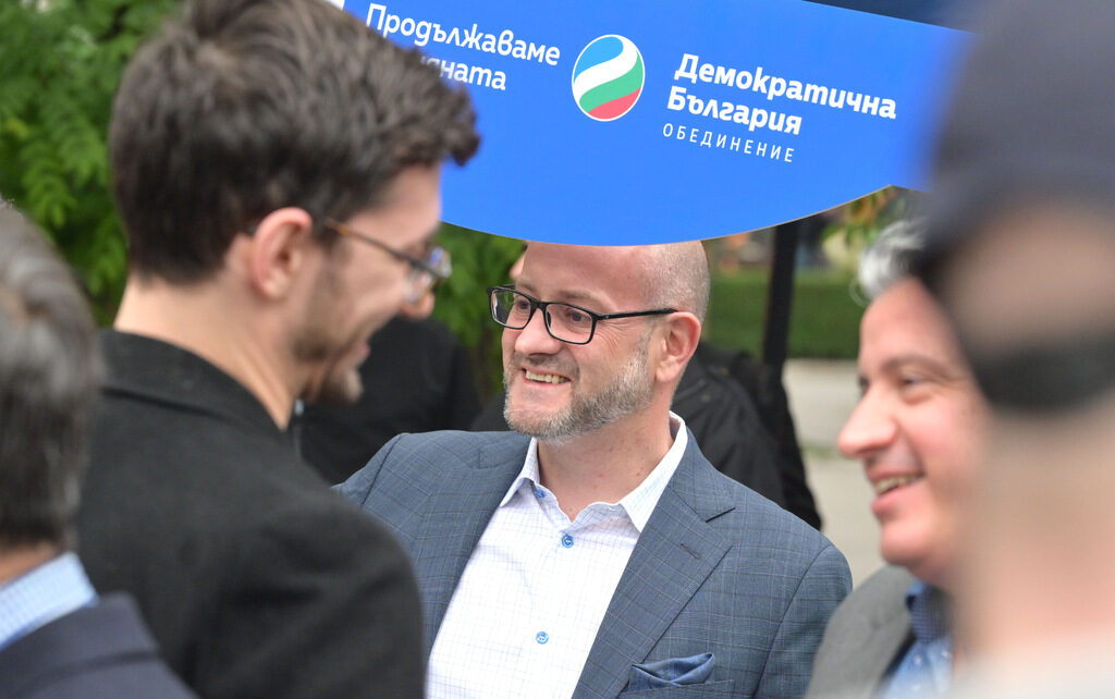 "Начинът, по който Радев, Борисов и Пеевски и силата зад тях, публична и сенчеста, си взаимодействат, със сигурност ще определи бъдещето на България", казва евродепутатът Радан Кънев. "Начинът, по който Радев, Борисов и Пеевски и силата зад тях, публична и сенчеста, си взаимодействат, със сигурност ще определи бъдещето на България", казва евродепутатът Радан Кънев.