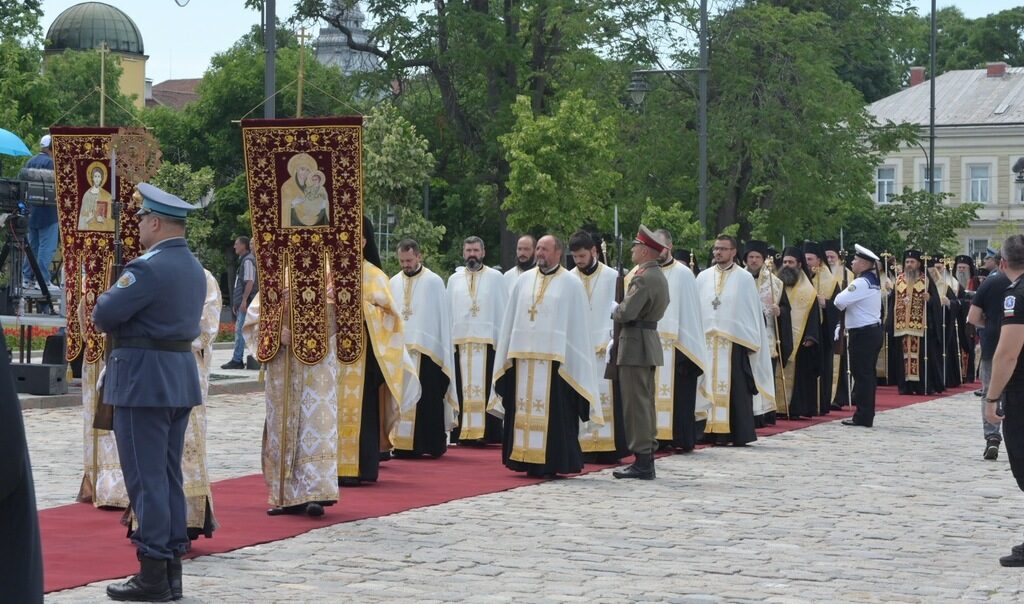 Под звука на камбаните с литийното шествие започна интронизацията на новия патриарх Под звука на камбаните с литийното шествие започна интронизацията на новия патриарх