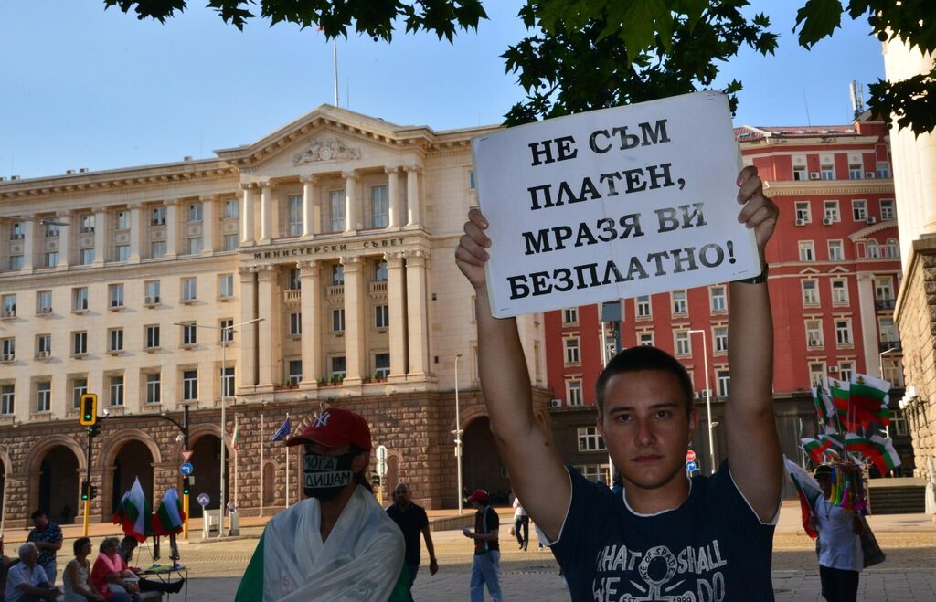 Необходим е силен гражански натиск. С протести, дългосрочни инициативи, постоянен мониторинг на действията на правителство, парламент и партиии.