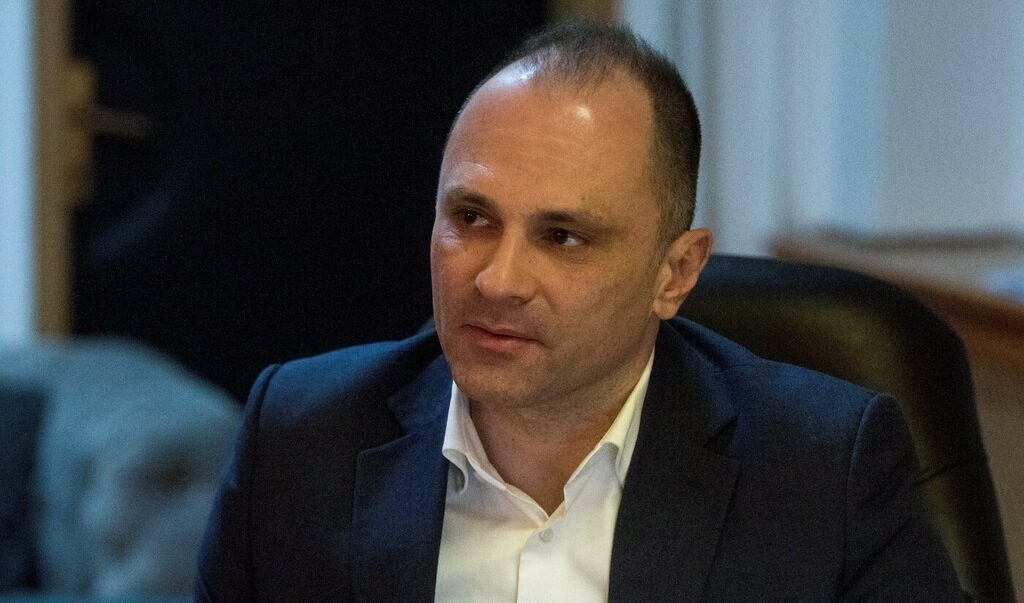 "СДСМ доказа, че има демократичен капацитет, който като председател ще развивам. За мен победата означава огромна отговорност. В СДСМ победиха професионализмът и емпатията. Ще се ръководя от принципите за уважение и другарство. Време е за обновяване на СДСМ", каза Венко Филипче. "СДСМ доказа, че има демократичен капацитет, който като председател ще развивам. За мен победата означава огромна отговорност. В СДСМ победиха професионализмът и емпатията. Ще се ръководя от принципите за уважение и другарство. Време е за обновяване на СДСМ", каза Венко Филипче.