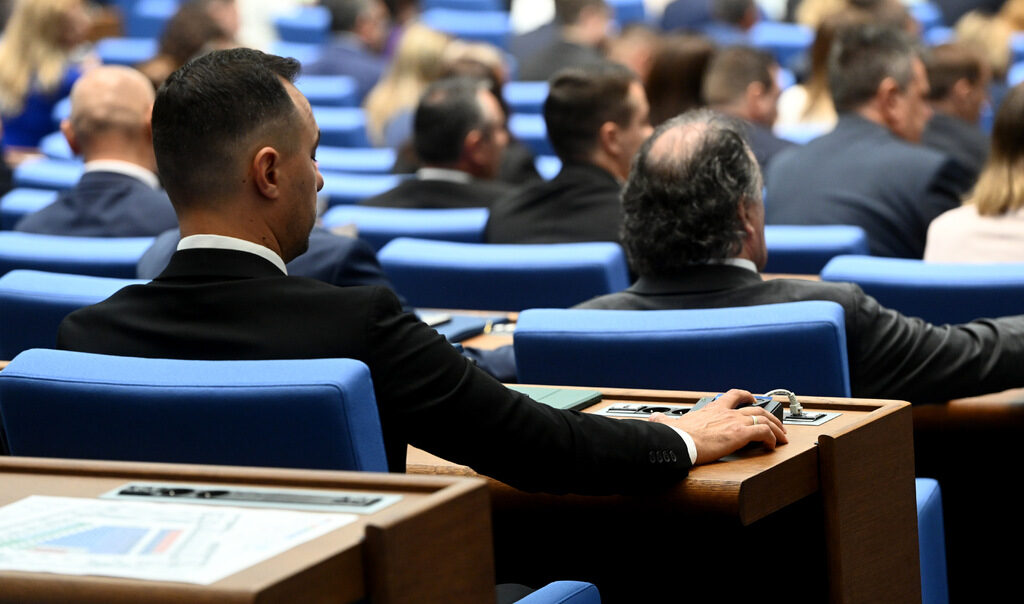 Парламентът ще заседава, докато не приключи гласуването на кабинета "Желязков"
