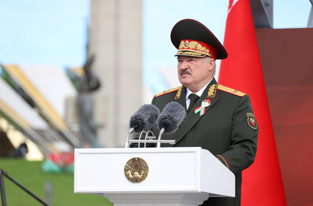 Лукашенко помилва болния от рак лидер на опозицията в Беларус