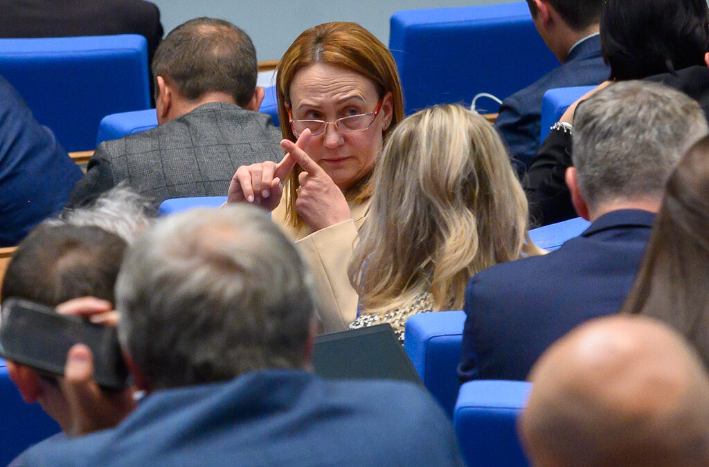 Елван Гюркаш от ДПС показва знак за гласуване