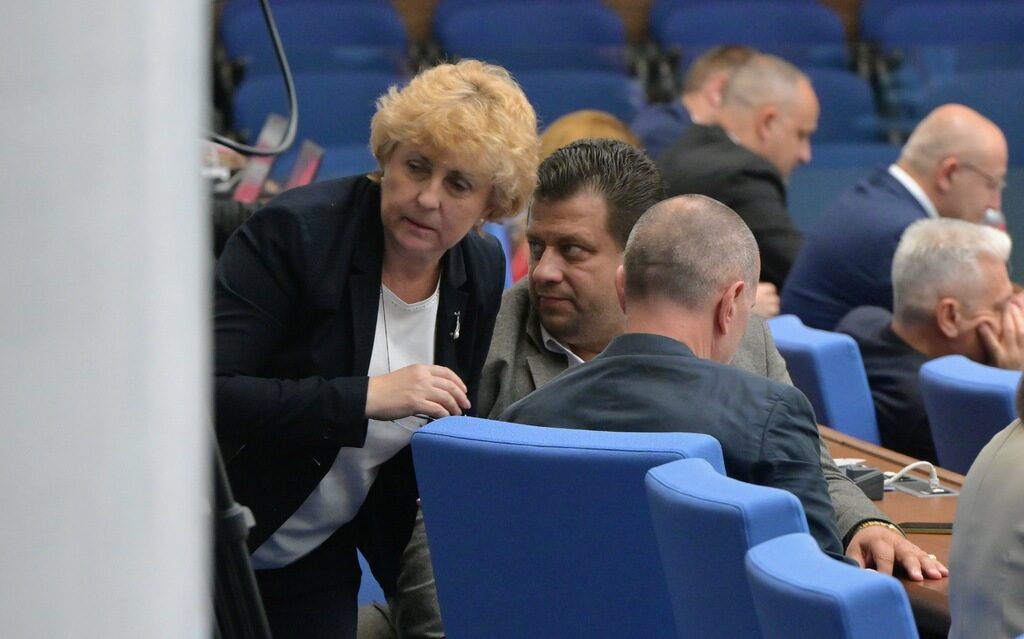Парламентарната група на "Величие" се разпадна