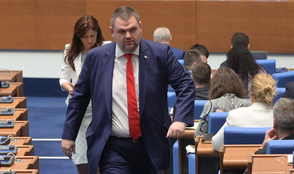 Пеевски задейства партийния актив да се кълне във вярност на Доган, докато заплашва и громи деребеите