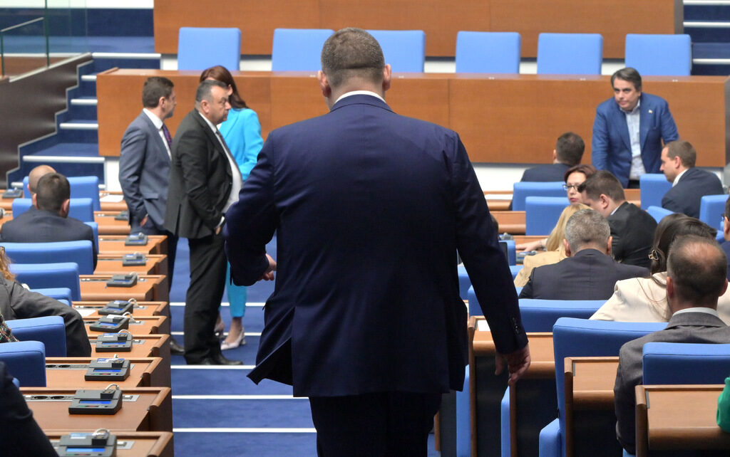 Голямата опасност се крие в неизбежната поява на аргументи за изчерпването на демокрацията в този ѝ вид и потенциалното желание за по-дълбока промяна в изборния процес и/или модел на управление.