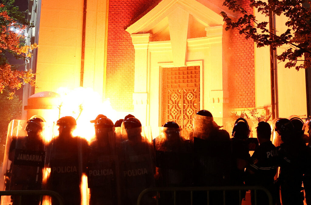 Протести и коктейли "Молотов" пред кметството в Тирана.