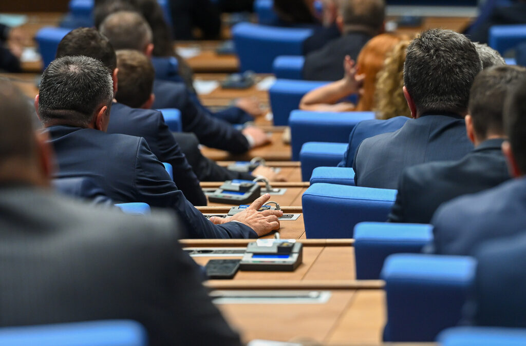 Парламентът ще заработи месец след първия звънец: Търсят се членове и председатели за 25 комисии