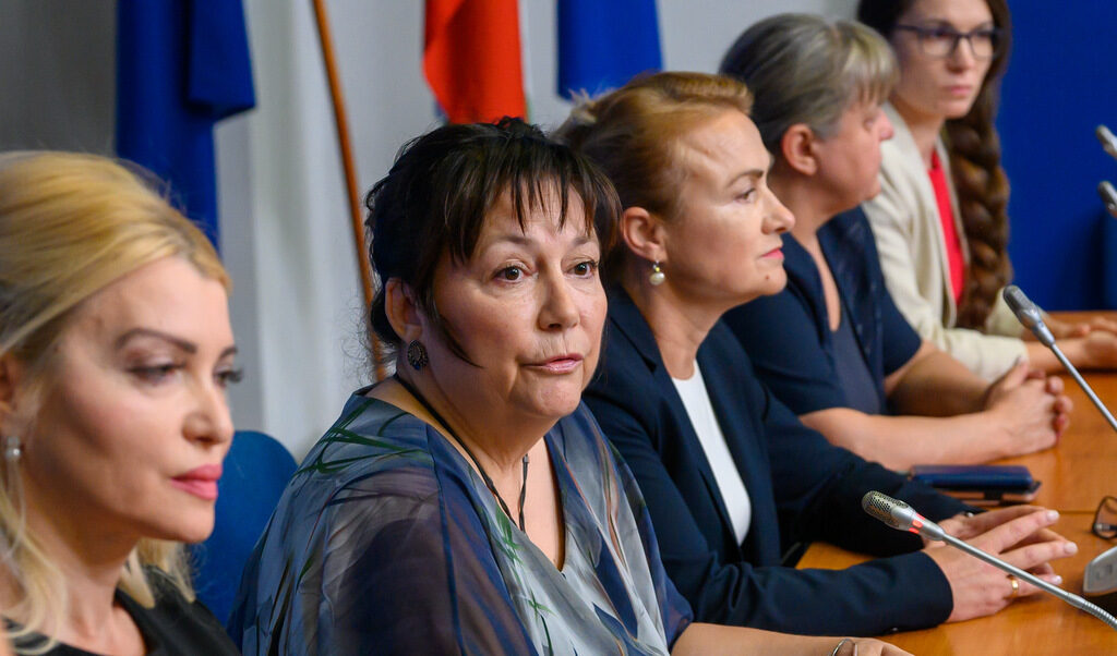 Албена Пекова - председател на "Величие", и депутати от разпадналата се парламентарна група