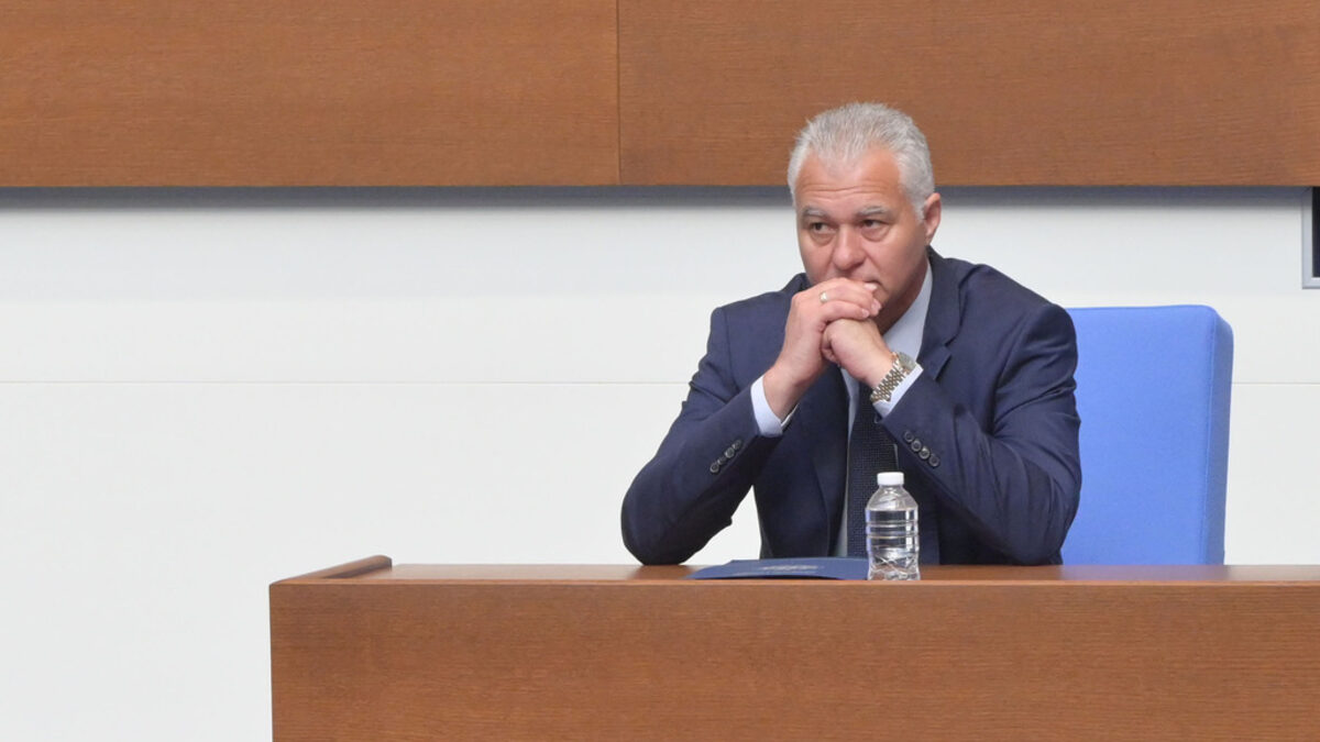 Висшият адвокатски съвет обръща внимание на всички държавни органи, че адвокатите се ползват с институционална независимост и свобода.<br /><br /><em>На снимката: Пламен Тончев, председател на ДАНС</em>