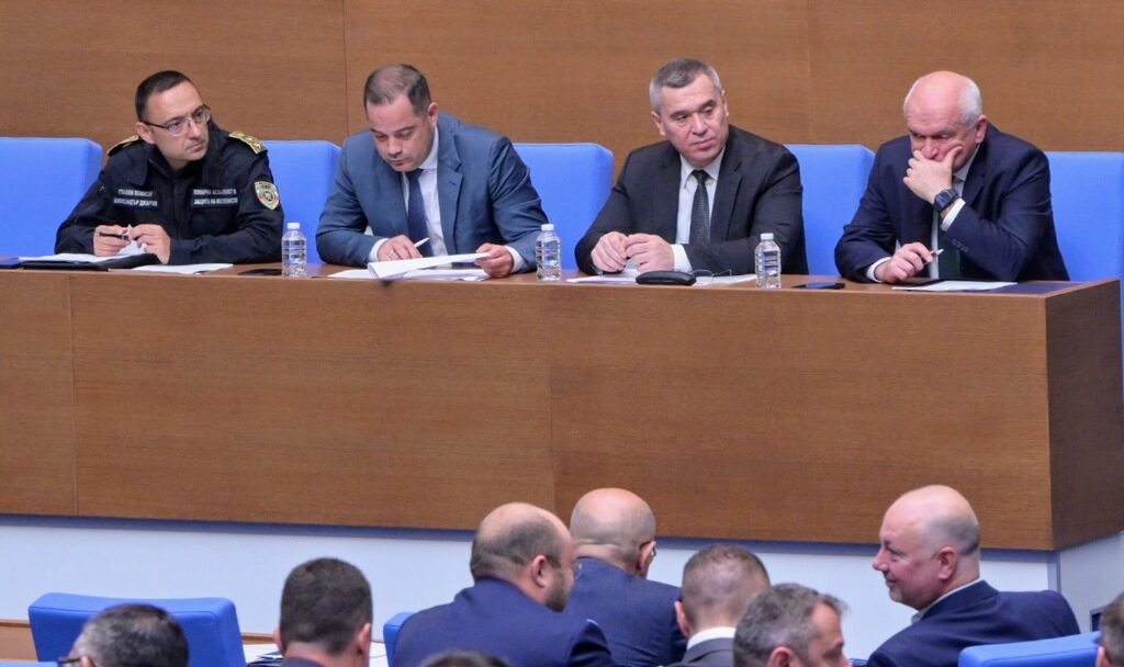 Днес пристигат двата хеликоптера от Чехия в помощ за гасенето на пожарите
