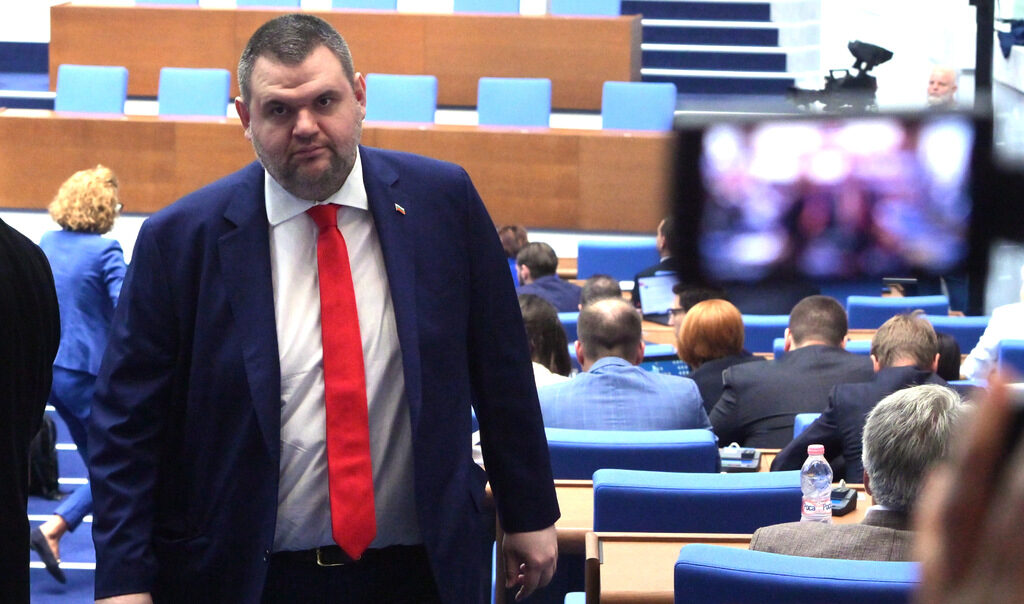 Месец след първия звънец парламентът сформира постоянните си комисии без Пеевски в тях Месец след първия звънец парламентът сформира постоянните си комисии без Пеевски в тях
